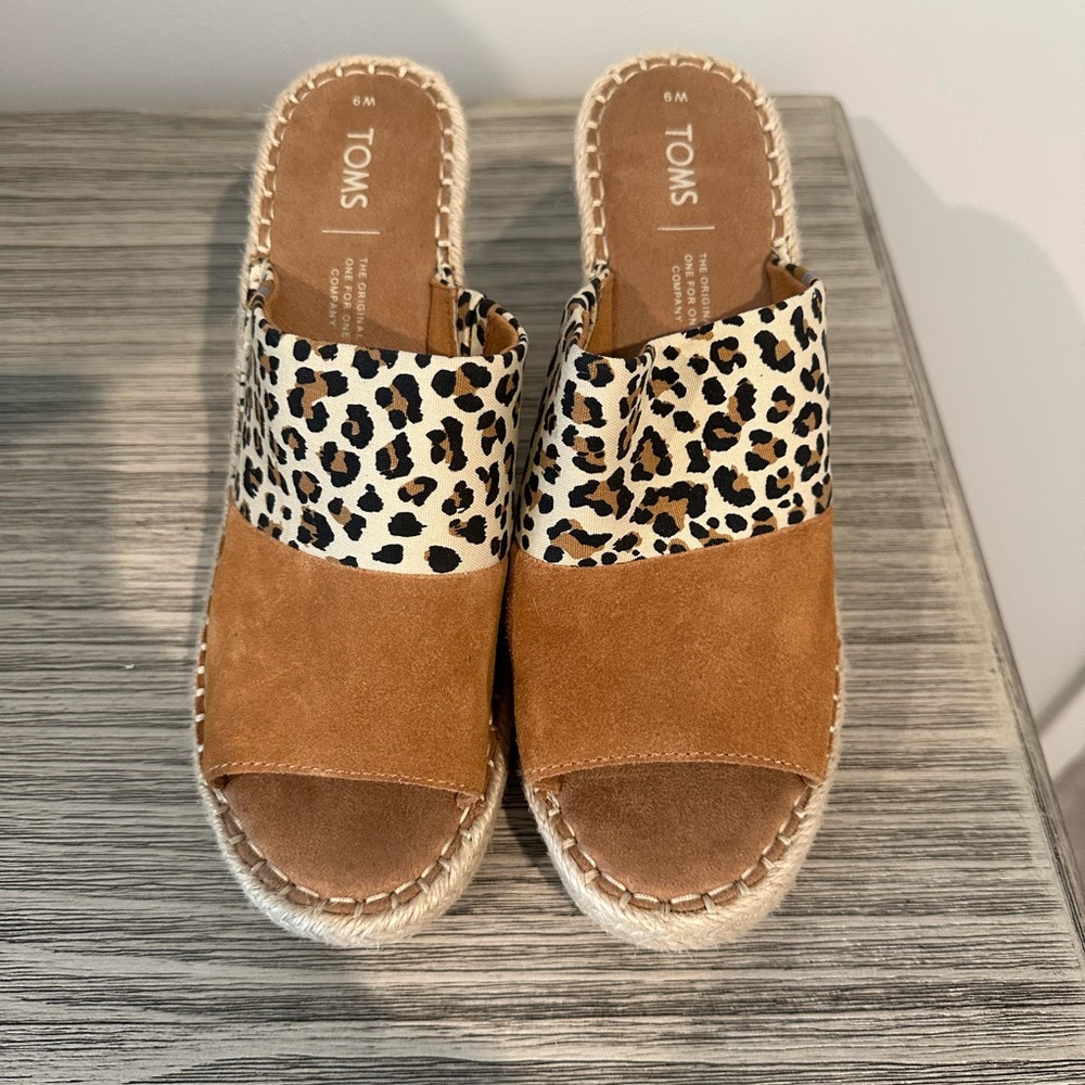 Tom’s wedge cheetah mules brand new